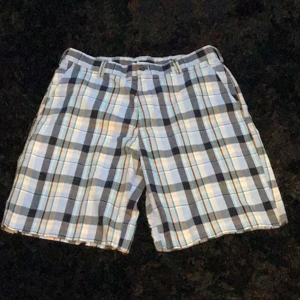 IZOD XFG blue plaid shorts Sz 33 NWOT